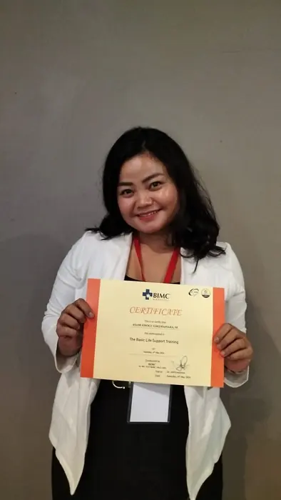 A Bella Bali Nanny team member holding a certificate